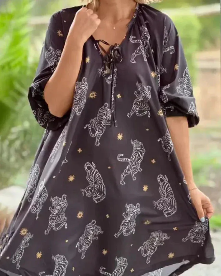 Greta - Casual dress with V-neckline and print.