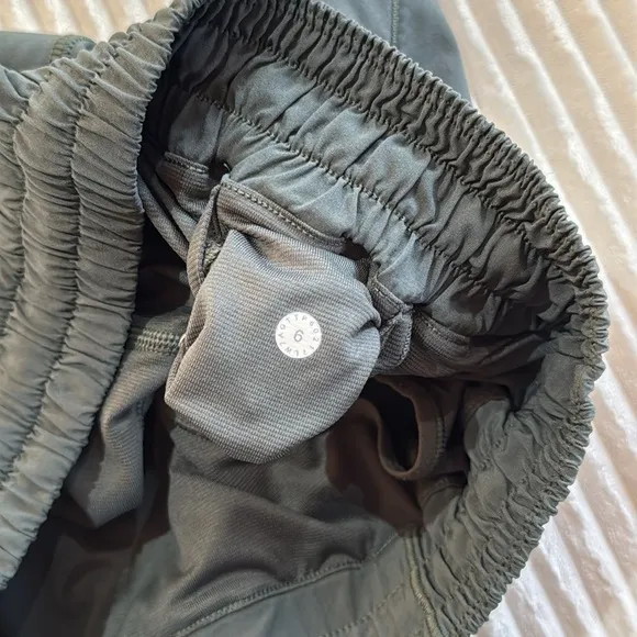 Lululemon Hotty Hot Short II (Long 4&quot;) Dark Forest Size 6 W7AGTTP