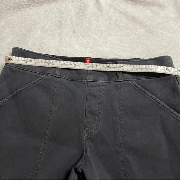 Spanx / Stretch Twill Shorts / 6&quot; inch inseam / Shaping /Washed Black / medium