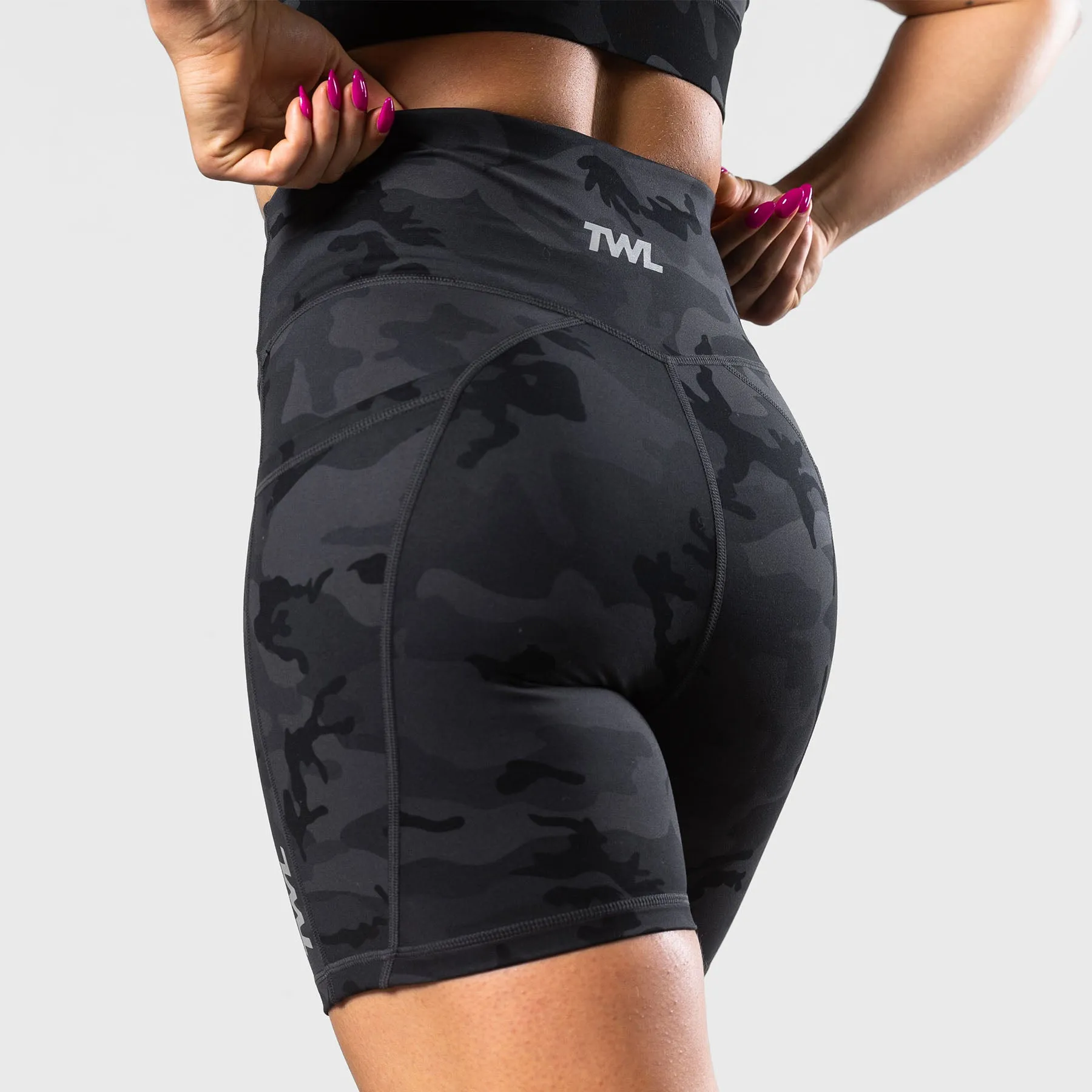 TWL - WOMEN'S ENERGY SHORTS MID LENGTH - BLACK CAMO